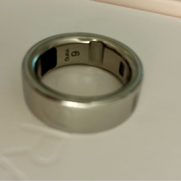 Oura Gen 4 Silver Smart Ring - Picture 2 of 7